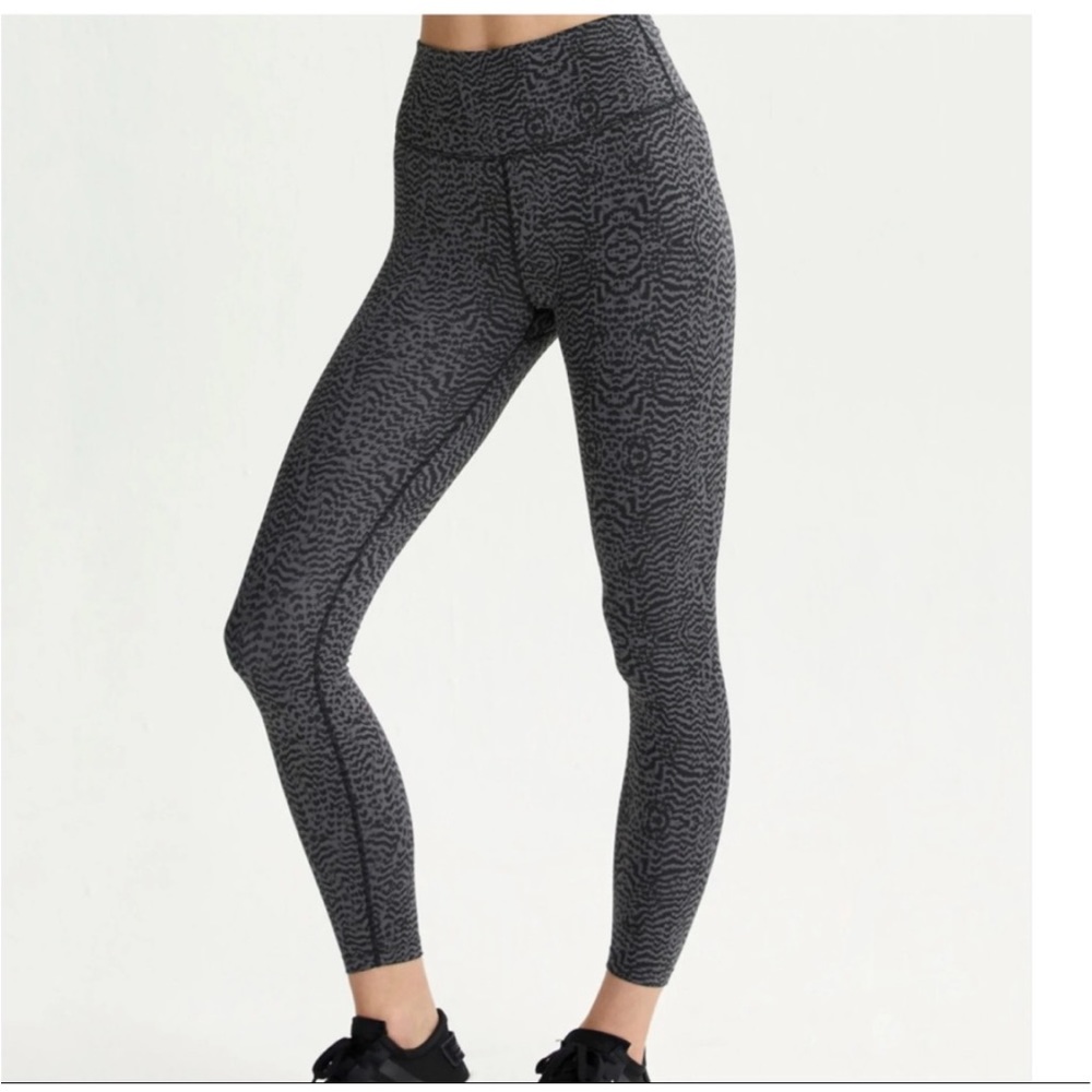 Varley excellent condition Varley luna - nocturnal feathers legging size Medium